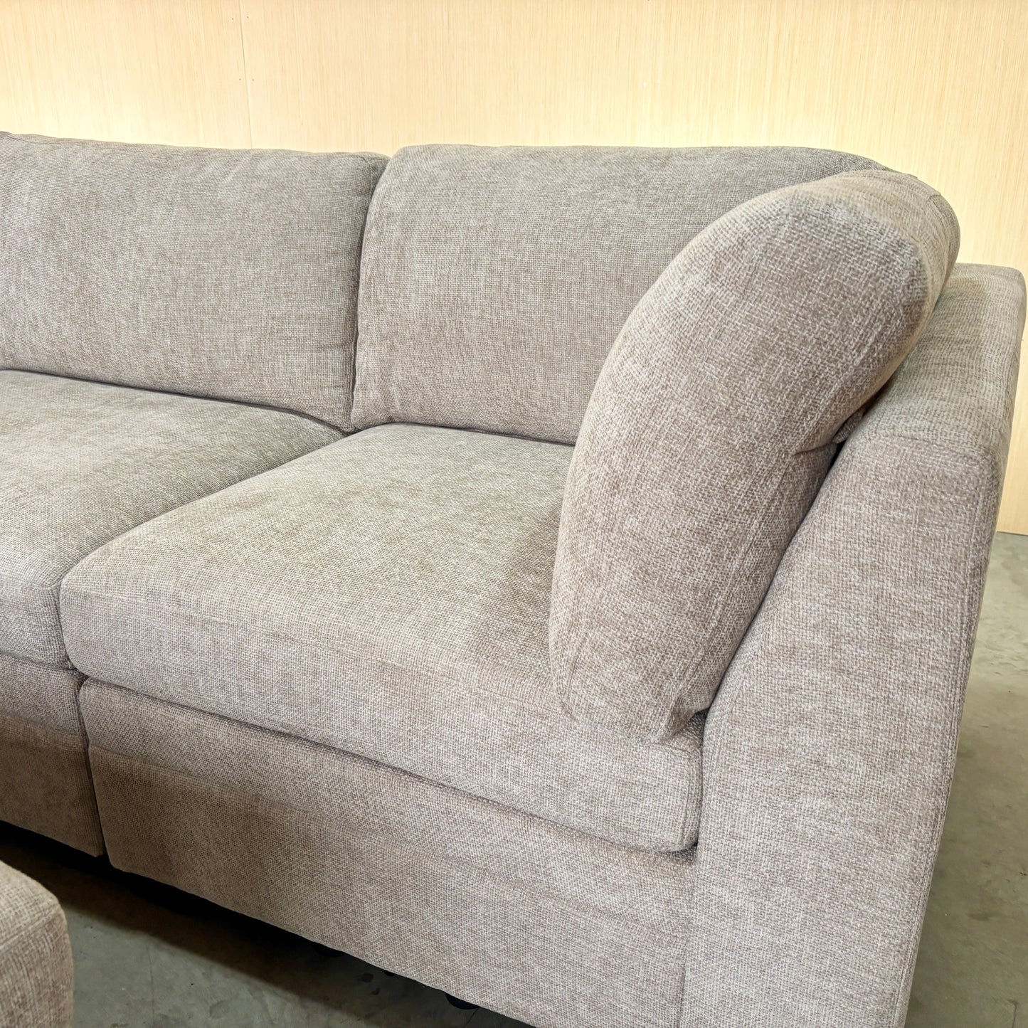 Thomasville Tisdale Modular Sectional 6-piece Taupe with Storage Ottoman